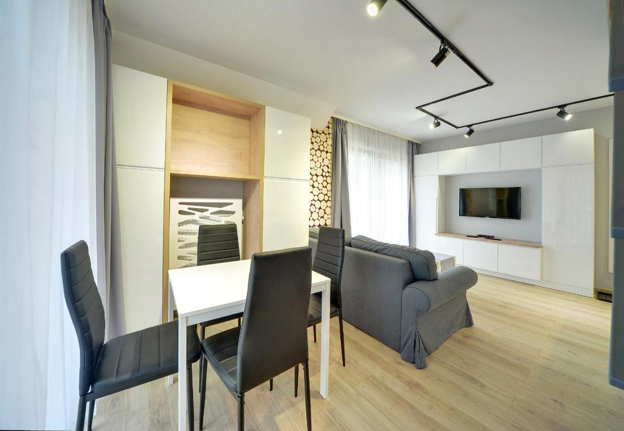 Sun Seasons 24 - Sarnia Apartment *